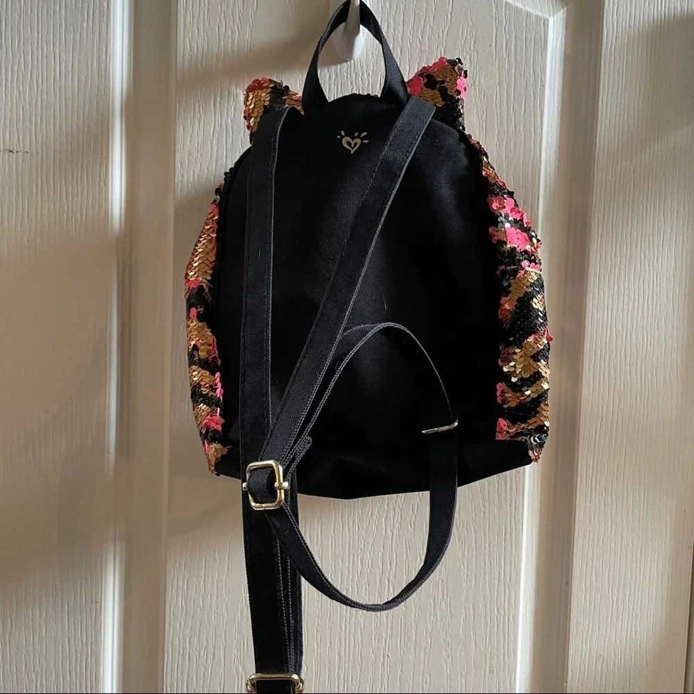 mini justice cat backpack flip sequin “F” Pom
